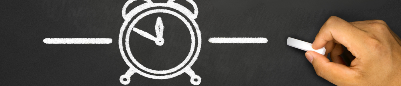 Tableau noir illustrant un réveil à la craie 