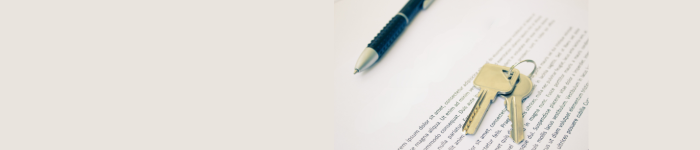 Clé et stylo sur feuille de papier