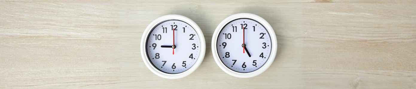 deux horloges sur un fond de bois 