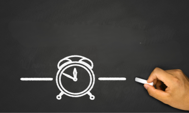 Tableau noir illustrant un réveil à la craie