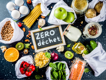 Divers aliments avec au centre un panneau sur lequel est inscrit zéro déchet