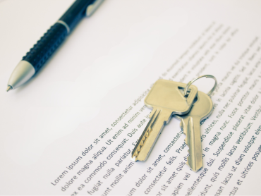 clé et style sur feuille manuscrite