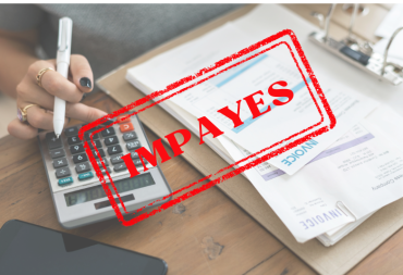 Image montrant une personne utilisant une calculatrice avec des factures sur un bureau, surmontée d’un grand tampon rouge “IMPAYÉS”.