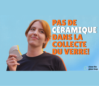 Jeune femme tenant un morceau de céramique et regardant en l’air, accompagnée du message “Pas de céramique dans la collecte du verre !” et du logo “close the glass loop”.