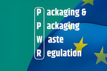 Illustration du règlement européen « Packaging and Packaging Waste Regulation (PPWR) » sur fond aux couleurs de l’Union européenne.