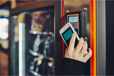Paiement sans contact avec un smartphone sur un terminal électronique d'un distributeur automatique