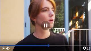 Personne portant un t shirt noir regardant vers la droite