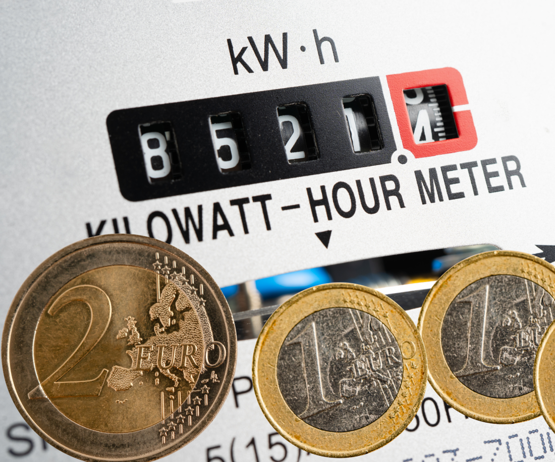 Compteur électrique affichant des kilowattheures avec des pièces en euros au premier plan, symbolisant le coût de l’énergie.